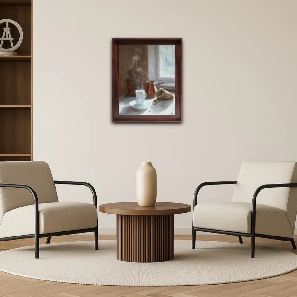 Картина «Аромат воспоминаний» в темной деревянной раме над кофейным столиком. Теплые оттенки холста идеально гармонируют с мебелью и спокойной палитрой гостиной. Масляная живопись смягчает современный минимализм интерьера, добавляя ему глубины и уюта. Кроме того, сюжет с горячим кофе создает расслабленное настроение в зоне отдыха. Работа становится смысловым акцентом, который оживляет пространство и привносит в него домашнее тепло.