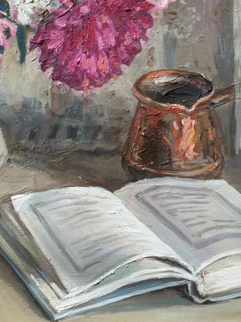 Детальный вид раскрытой книги и медной турки: рельефные мазки и пастозные штрихи передают фактуру бумажных страниц и теплые блики на металле на фоне пышных соцветий.