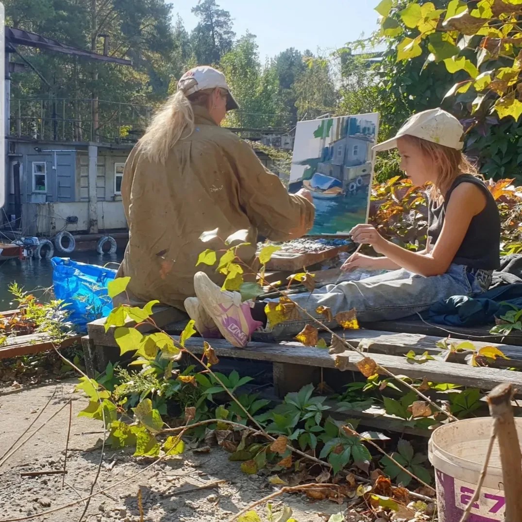 Художник Наталья Тархачева вместе с дочерью работают над картиной «Лодка» на причале в Академгородке. На фотографии запечатлен процесс пленэра: этюдник на фоне залива, солнечный день и творческая атмосфера. Художник Наталья Тархачева вместе с дочерью работают над картиной «Лодка» на причале в Академгородке. На фотографии запечатлен процесс пленэра: этюдник на фоне залива, солнечный день и творческая атмосфера.