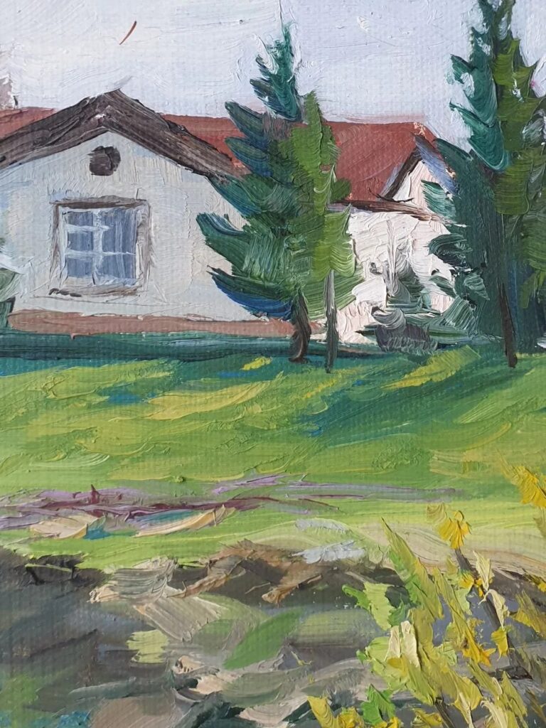 Детальный вид белого здания из картины «Уютный домик у ручья картина». Крупный план пастозных мазков, передающих фактуру стен, крыши и зеленых елей на лугу.