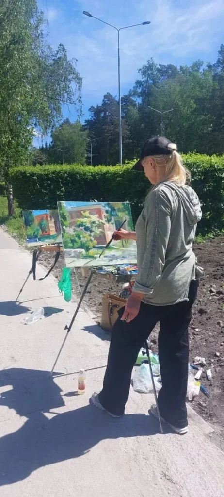 Художник Наталья Тархачева пишет картину «Весенний городской пейзаж картина маслом» на пленэре ДУ СО РАН в Академгородке.