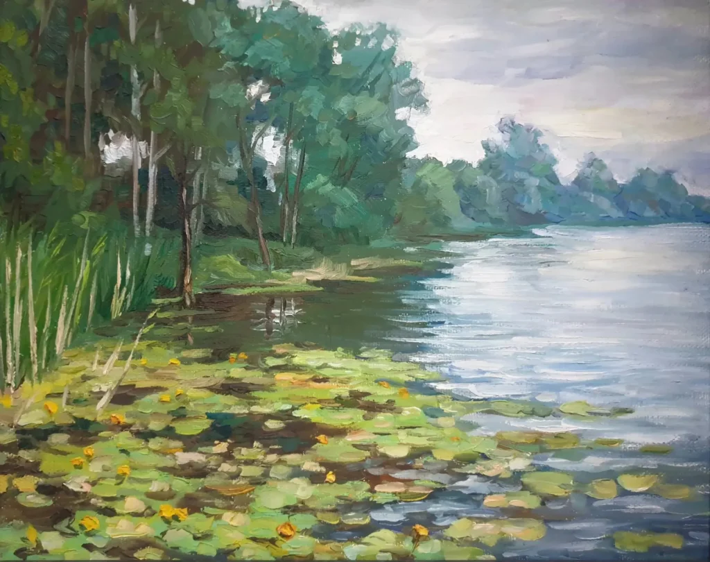 Картина «Пруд с кувшинками». Желтые кубышки и листья кувшинок в воде, стена зеленых деревьев на берегу и камыши. Художник Наталья Тархачева.